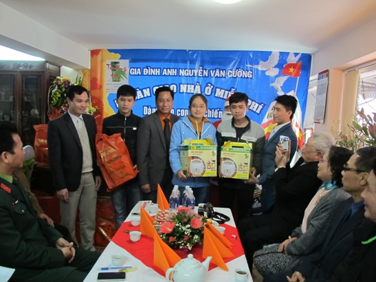 ชาวเวียดนามที่อาศัยในเยอรมนีสนับสนุนบุตรหลานของเจ้าหน้าที่ทหารที่ปฏิบัติหน้าที่ในหมู่เกาะที่ห่างไกล